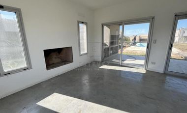 Casa en venta / alquiler, con pileta. Barrio Cerrado de Escobar, G.B.A. Zona Norte