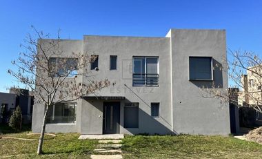 Casa en venta / alquiler, con pileta. Barrio Cerrado de Escobar, G.B.A. Zona Norte