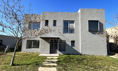 Casa en venta / alquiler, con pileta. Barrio Cerrado de Escobar, G.B.A. Zona Norte