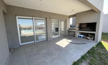 Casa en venta / alquiler, con pileta. Barrio Cerrado de Escobar, G.B.A. Zona Norte