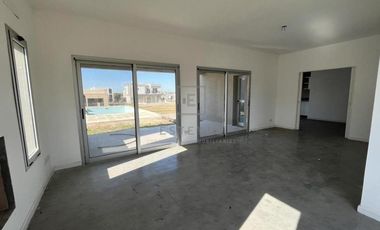 Casa en venta / alquiler, con pileta. Barrio Cerrado de Escobar, G.B.A. Zona Norte