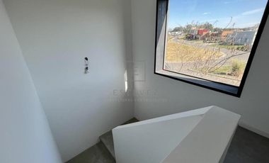 Casa en venta / alquiler, con pileta. Barrio Cerrado de Escobar, G.B.A. Zona Norte