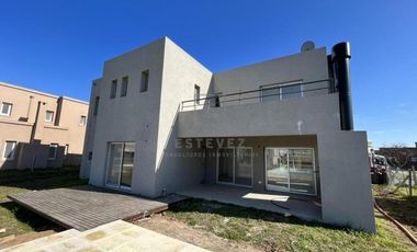Casa en venta / alquiler, con pileta. Barrio Cerrado de Escobar, G.B.A. Zona Norte