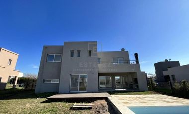 Casa en venta / alquiler, con pileta. Barrio Cerrado de Escobar, G.B.A. Zona Norte