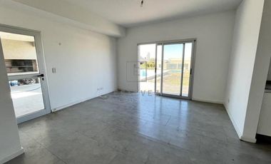 Casa en venta / alquiler, con pileta. Barrio Cerrado de Escobar, G.B.A. Zona Norte