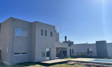 Casa en venta / alquiler, con pileta. Barrio Cerrado de Escobar, G.B.A. Zona Norte