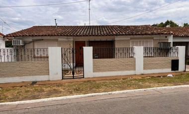 Casa en venta - 2 Dormitorios 1 Baño - Cochera - 448Mts2 - Libertad