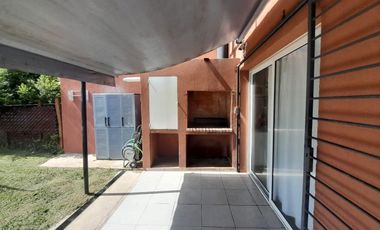 Casas de Santa Ana, Casa con amplio jardin