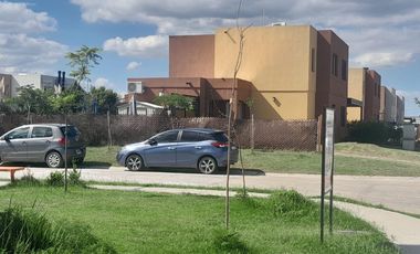 Casas de Santa Ana, Casa con amplio jardin