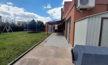 Casas de Santa Ana, Casa con amplio jardin