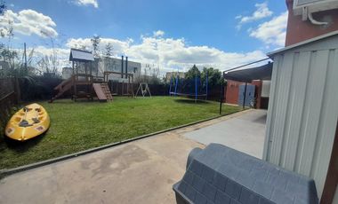 Casas de Santa Ana, Casa con amplio jardin