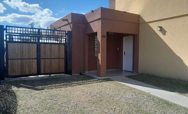 Casas de Santa Ana, Casa con amplio jardin