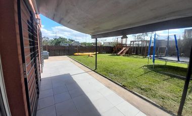 Casas de Santa Ana, Casa con amplio jardin