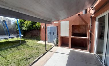 Casas de Santa Ana, Casa con amplio jardin