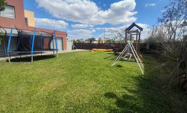 Casas de Santa Ana, Casa con amplio jardin