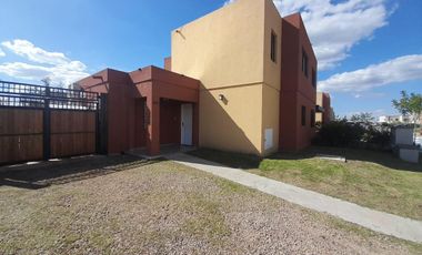 Casas de Santa Ana, Casa con amplio jardin