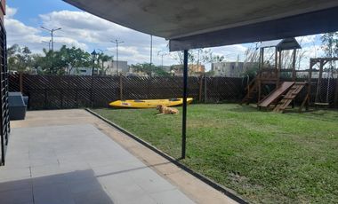 Casas de Santa Ana, Casa con amplio jardin
