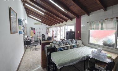 Venta de casa de 3 ambientes con quincho en Villa Dominico