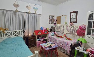 Venta de casa de 3 ambientes con quincho en Villa Dominico
