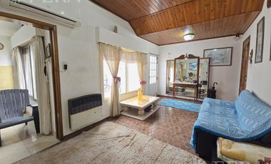 Venta de casa de 3 ambientes con quincho en Villa Dominico