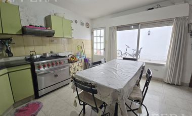 Venta de casa de 3 ambientes con quincho en Villa Dominico