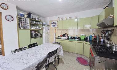 Venta de casa de 3 ambientes con quincho en Villa Dominico