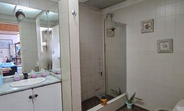 Venta de casa de 3 ambientes con quincho en Villa Dominico
