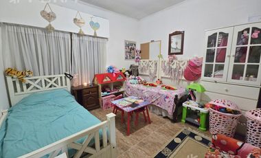 Venta de casa de 3 ambientes con quincho en Villa Dominico