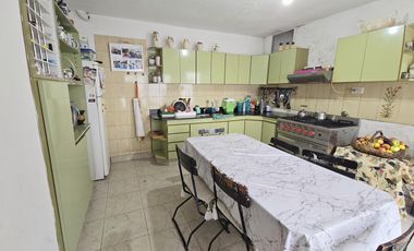 Venta de casa de 3 ambientes con quincho en Villa Dominico