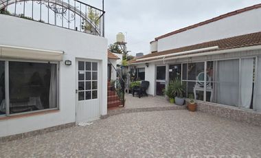 Venta de casa de 3 ambientes con quincho en Villa Dominico