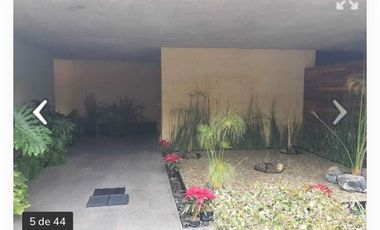 Exclusiva Residencia en Venta en Bosque Real con Vistas Al Club de Golf.