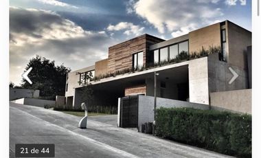 Exclusiva Residencia en Venta en Bosque Real con Vistas Al Club de Golf.