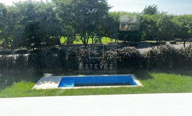 Casa en venta, pileta, 3 dormitorios, dependencia, Barrio Cerrado