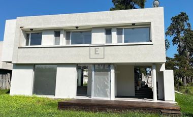 Casa en venta, pileta, 3 dormitorios, dependencia, Barrio Cerrado
