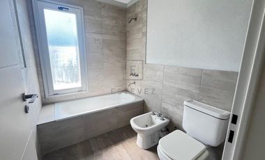 Casa en venta, pileta, 3 dormitorios, dependencia, Barrio Cerrado