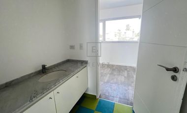 Casa en venta, pileta, 3 dormitorios, dependencia, Barrio Cerrado