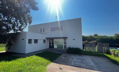 Casa en venta, pileta, 3 dormitorios, dependencia, Barrio Cerrado