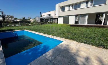 Casa en venta, pileta, 3 dormitorios, dependencia, Barrio Cerrado