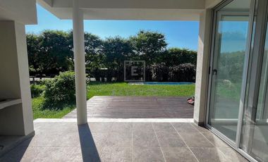 Casa en venta, pileta, 3 dormitorios, dependencia, Barrio Cerrado