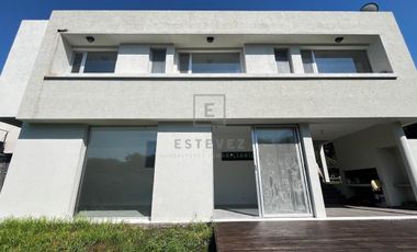 Casa en venta, pileta, 3 dormitorios, dependencia, Barrio Cerrado