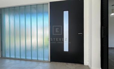 Casa en venta, pileta, 3 dormitorios, dependencia, Barrio Cerrado