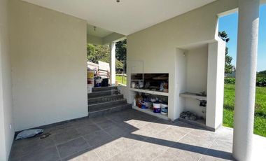 Casa en venta, pileta, 3 dormitorios, dependencia, Barrio Cerrado