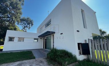 Casa en venta, pileta, 3 dormitorios, dependencia, Barrio Cerrado