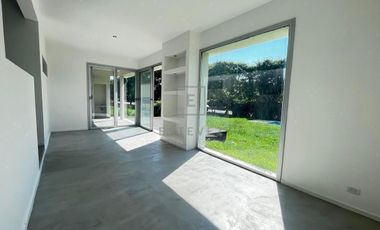 Casa en venta, pileta, 3 dormitorios, dependencia, Barrio Cerrado