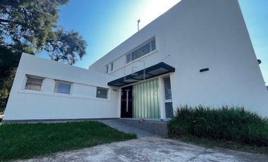 Casa en venta, pileta, 3 dormitorios, dependencia, Barrio Cerrado