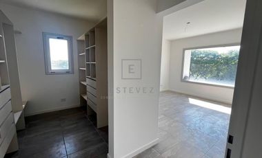Casa en venta, pileta, 3 dormitorios, dependencia, Barrio Cerrado
