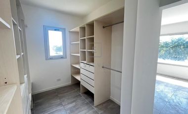 Casa en venta, pileta, 3 dormitorios, dependencia, Barrio Cerrado