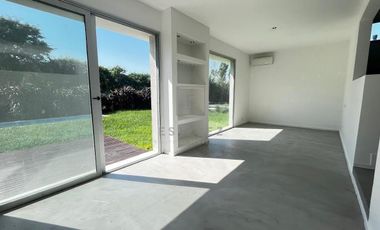 Casa en venta, pileta, 3 dormitorios, dependencia, Barrio Cerrado