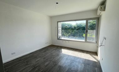 Casa en venta, pileta, 3 dormitorios, dependencia, Barrio Cerrado