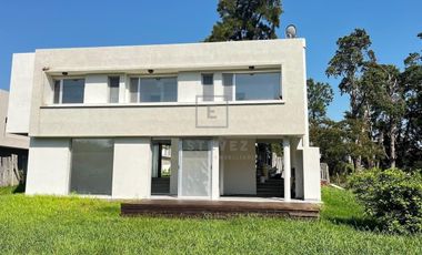 Casa en venta, pileta, 3 dormitorios, dependencia, Barrio Cerrado